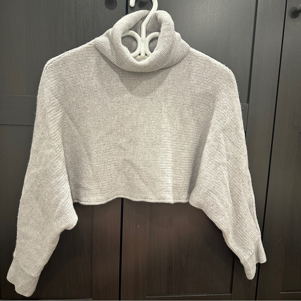 Aritzia Wilfred Free Naomi Cropped Wool Turtleneck Gray Sweater Size Medium